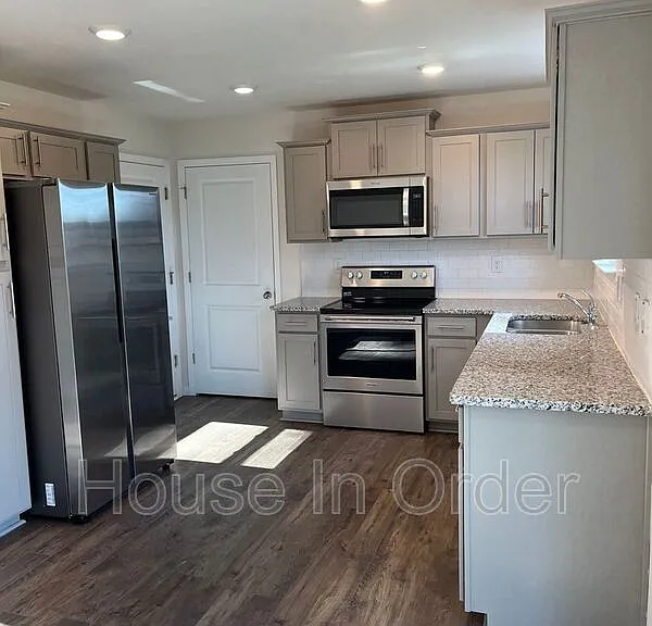 34 Malcolm Ct — Photo 3