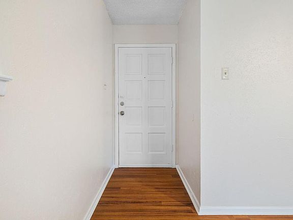 3rd image of 726 E Pecan St