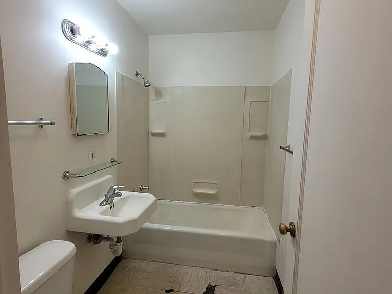 916-918 Lowry St — Photo 11