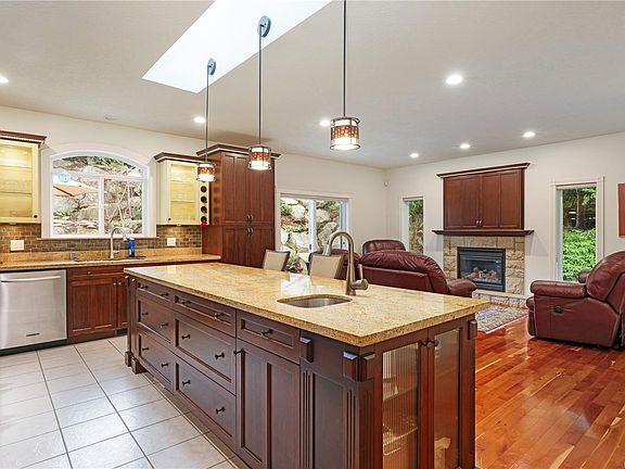 3rd image of 3151 Klanawa Cres