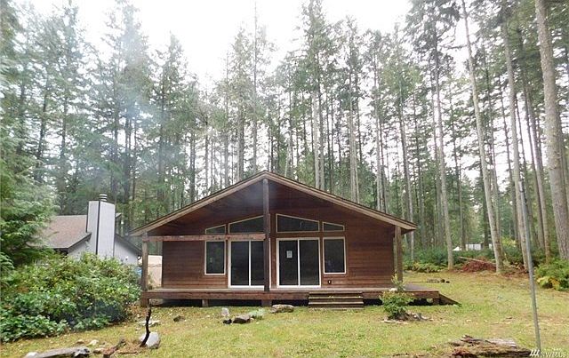 This home is just waiting for its new owner!  1400 sf on .19 acres that is level and trees do not hang over the roof.  This is so cute and is a must see.