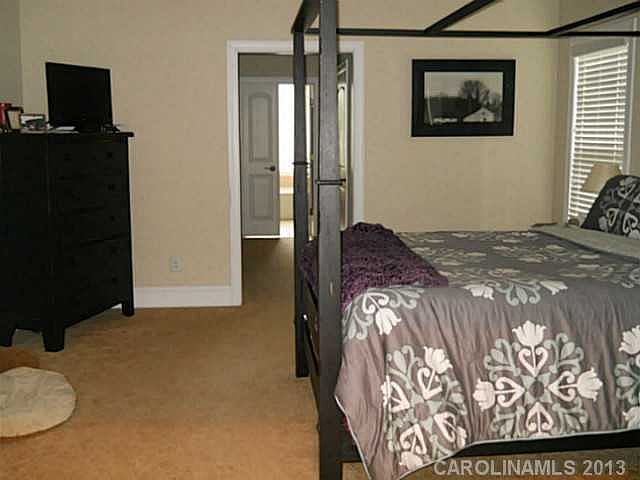 1st image of 132 Waterbury Dr