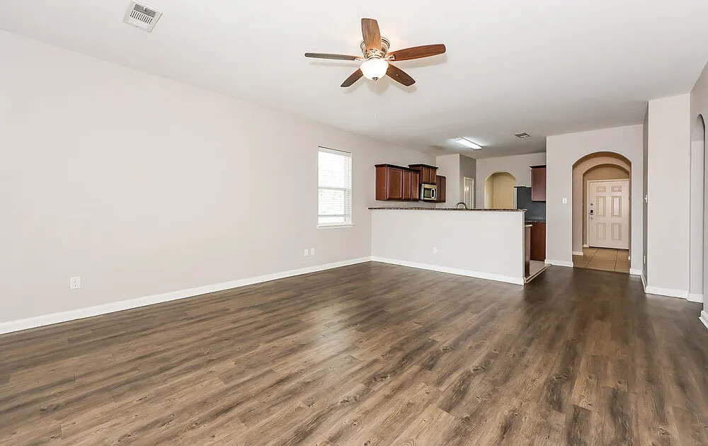 3 bed, 2.0 bath, 1597 sqft, $2,020 — Photo 4