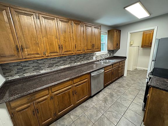 5th image of 748 Meadowlark Dr