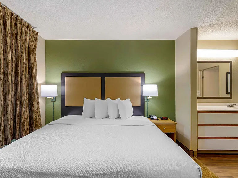 Deluxe Studio - 1 King Bed