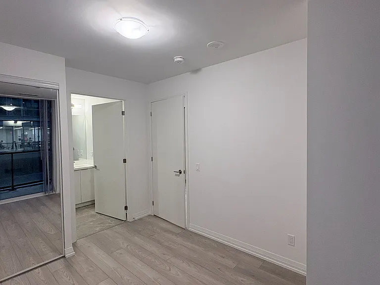 400 King St W #720 — Photo 15