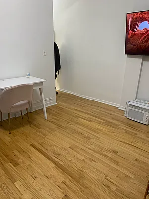 Rented by M.Grossman R.E. Management | media 10