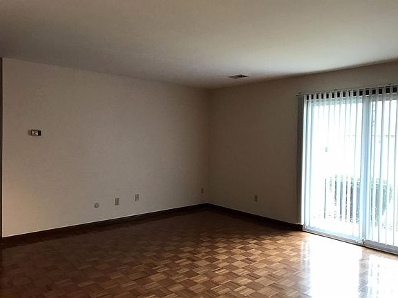 4th image of 920 Camellia Dr APT 2