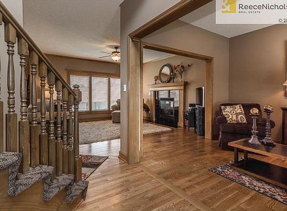 2nd image of 806 NW Poplar Ct