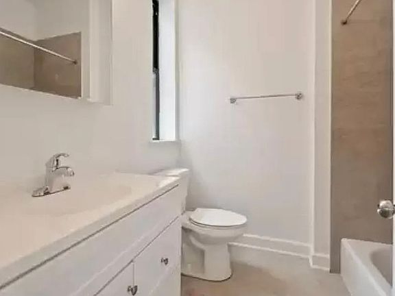 4th image of 6036 N Broadway St #3