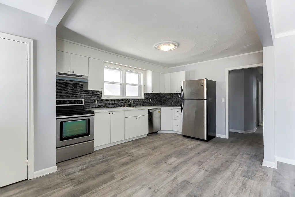 Main Floor - 427 Woodcrest Avenue — Photo 3