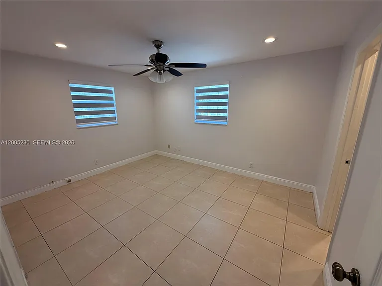 3011 N 74th Ave — Photo 16
