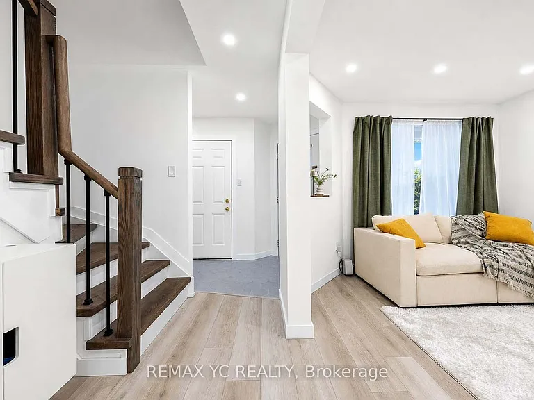 38 Pickett Cres — Photo 2