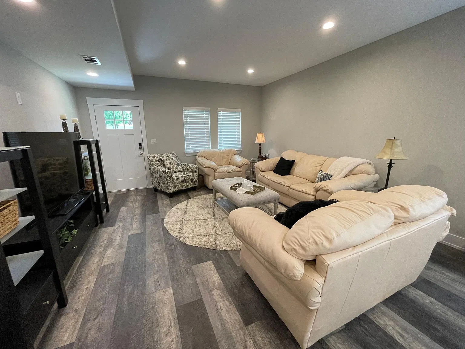 3 bed, 2.5 bath, 1806 sqft, $2,350 — Photo 2