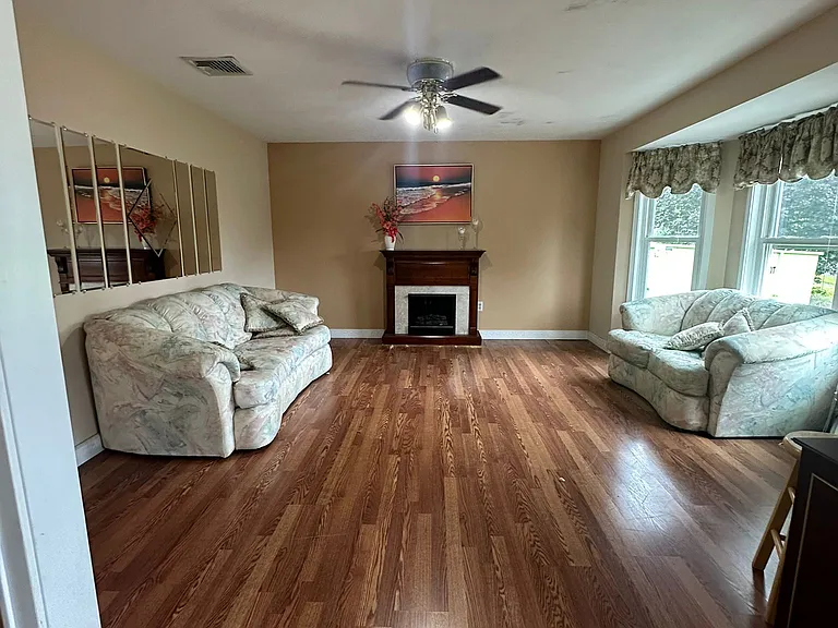 44 Clinton Dr — Photo 2