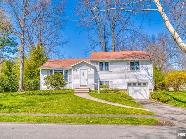 23 Smith Ct, Closter, NJ 07624