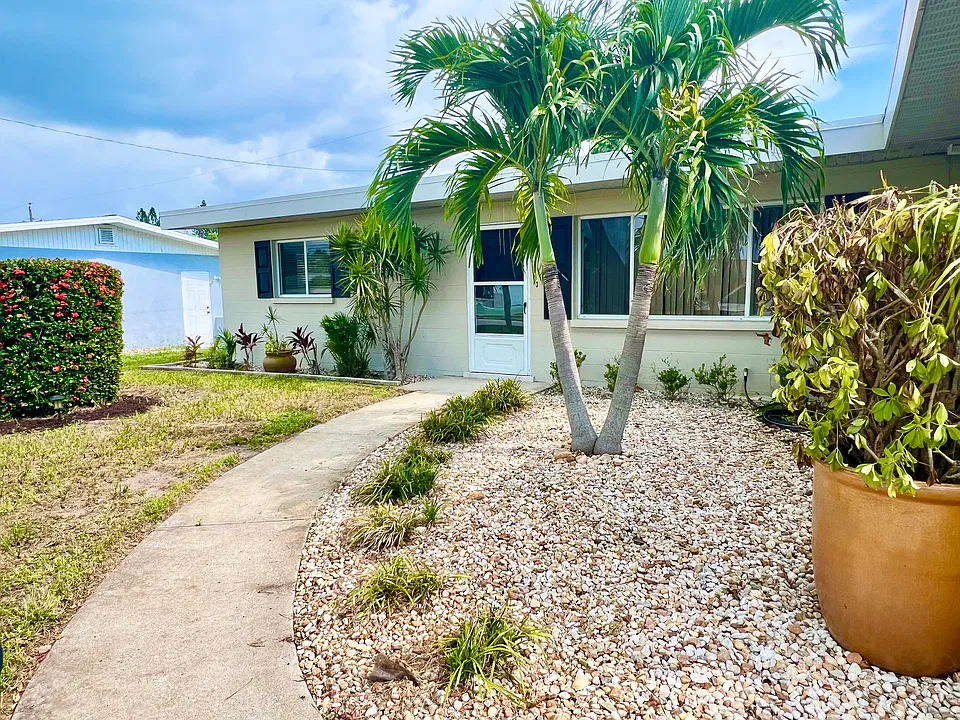 2805 23rd Ave W