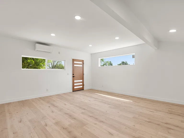 21733 Bryant St — Photo 2
