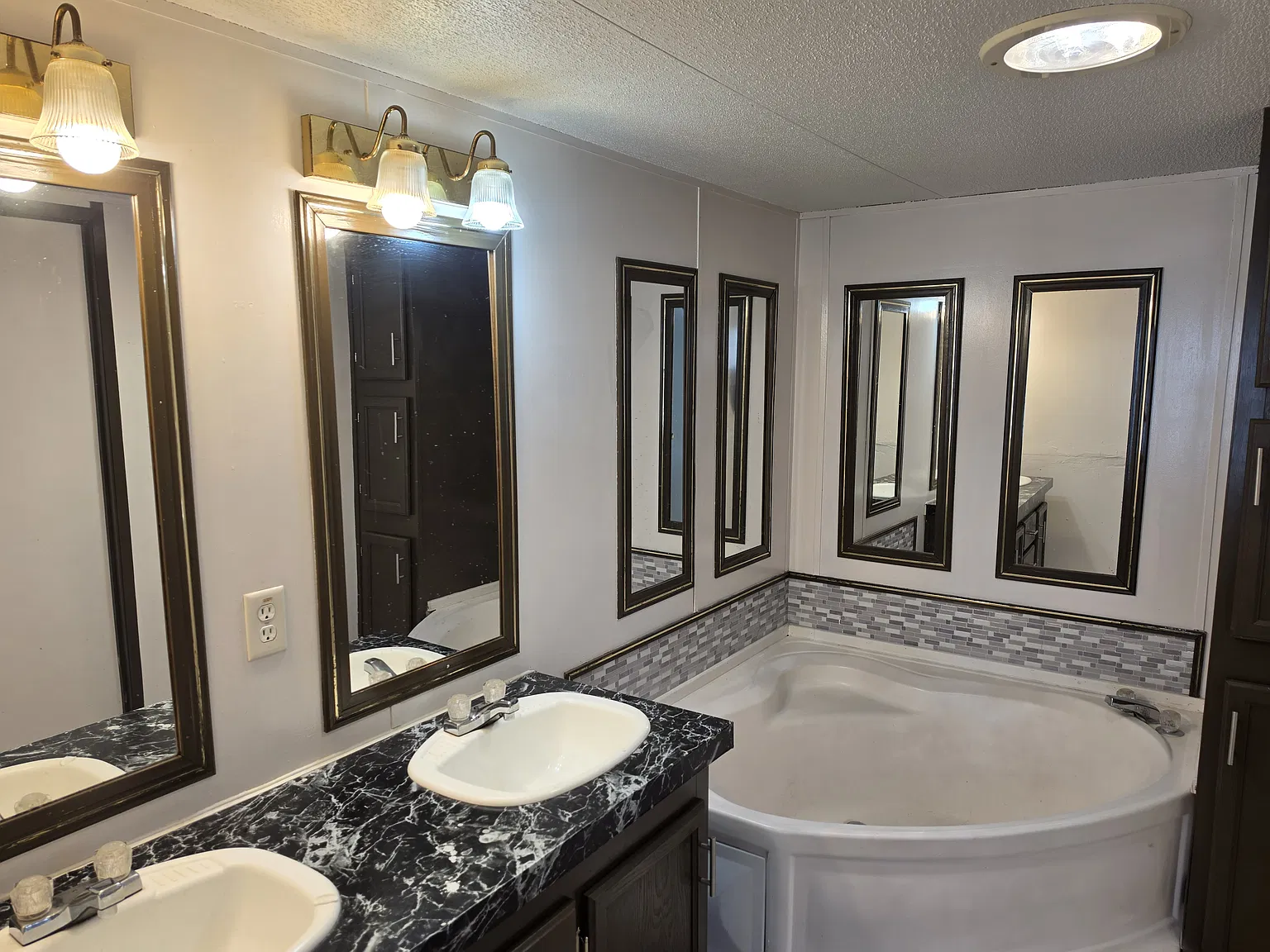 2800 Miner St — Photo 4