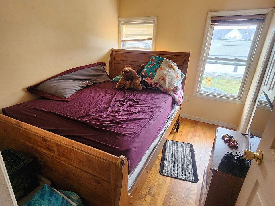 2nd image of 1046 Bond St #2