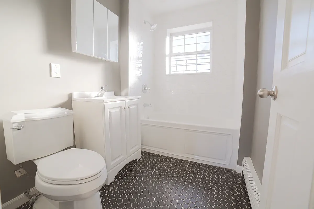 3 bed, 1200 sqft, $3,700 — Photo 3