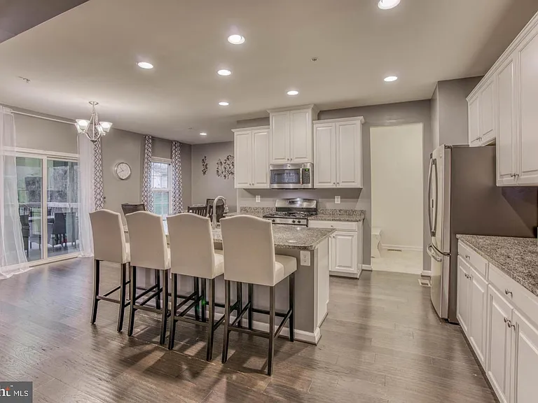 728 Falcon Ln — Photo 4
