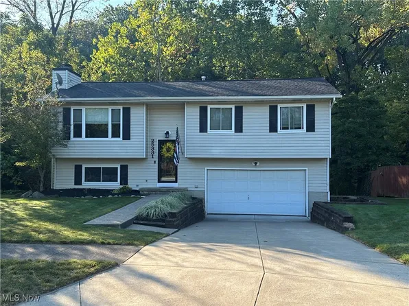 25331 Tyndall Falls Dr, Olmsted Falls, OH 44138