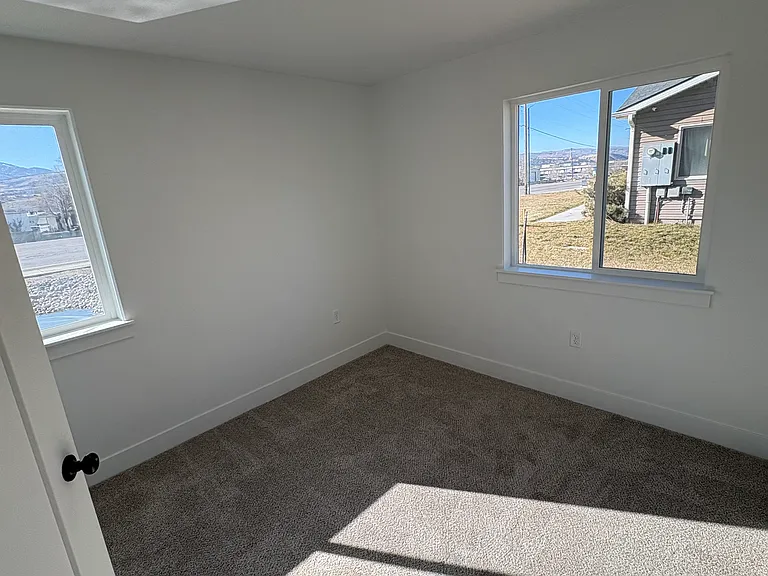950 Valentine Ln — Photo 6
