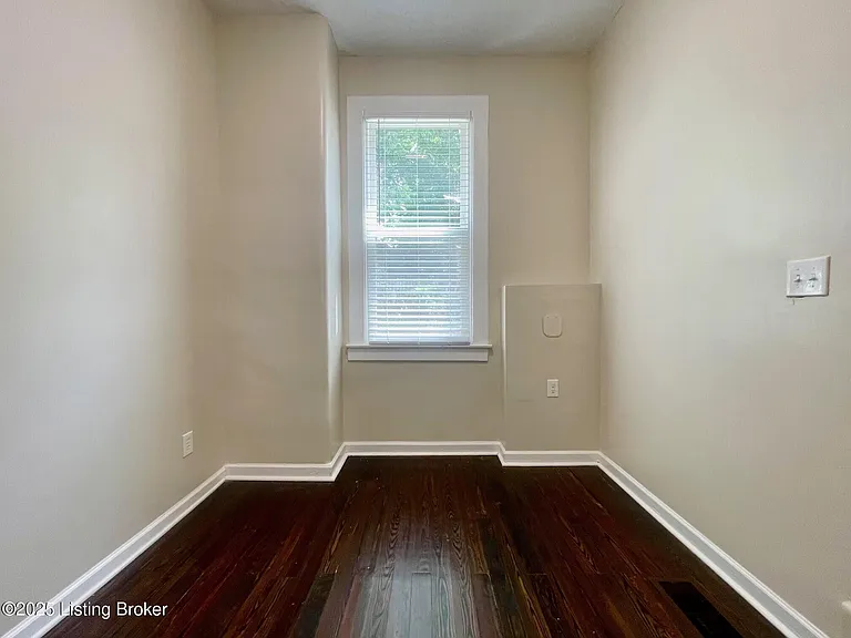 813 Swan St — Photo 5