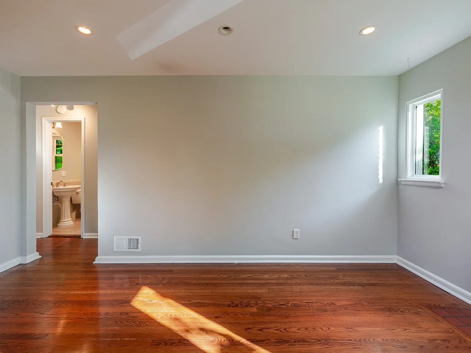 3 bed, 1056 sqft, $3,295 — Photo 3