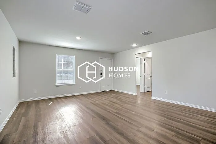 3 bed, 2.0 bath, 1090 sqft, $1,499 — Photo 3