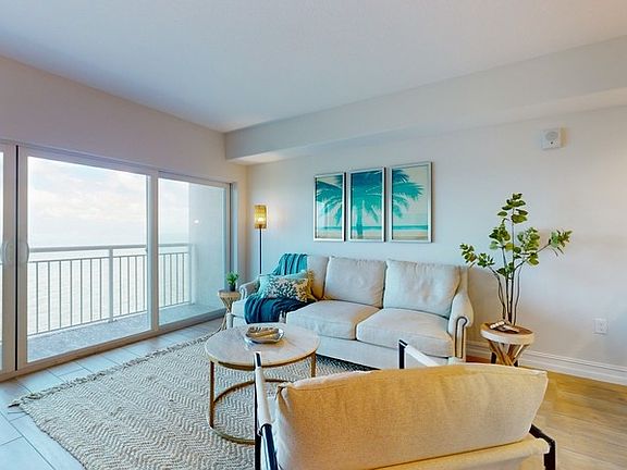 Spacious living room to relax and enjoy the view.