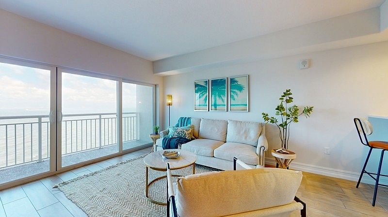 Spacious living room to relax and enjoy the view.