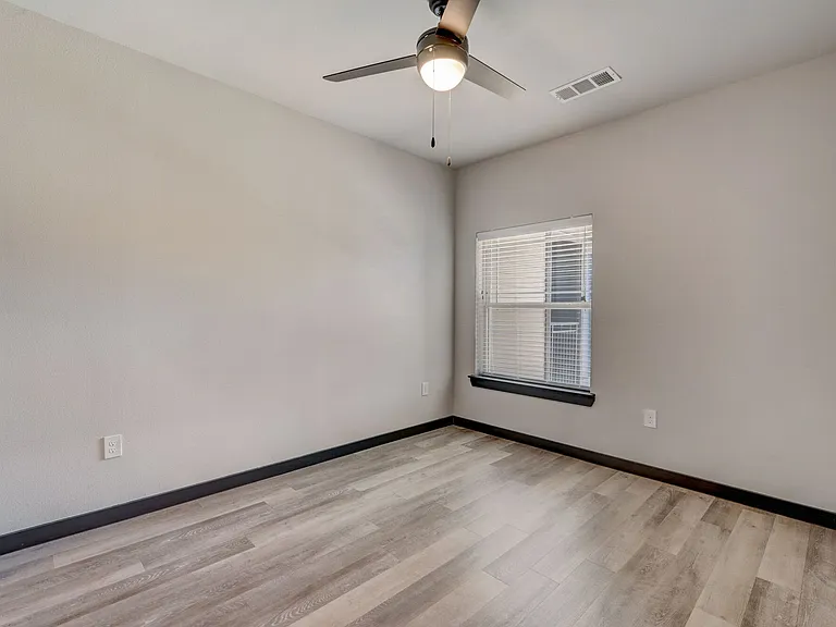Skyview Flats — Photo 39