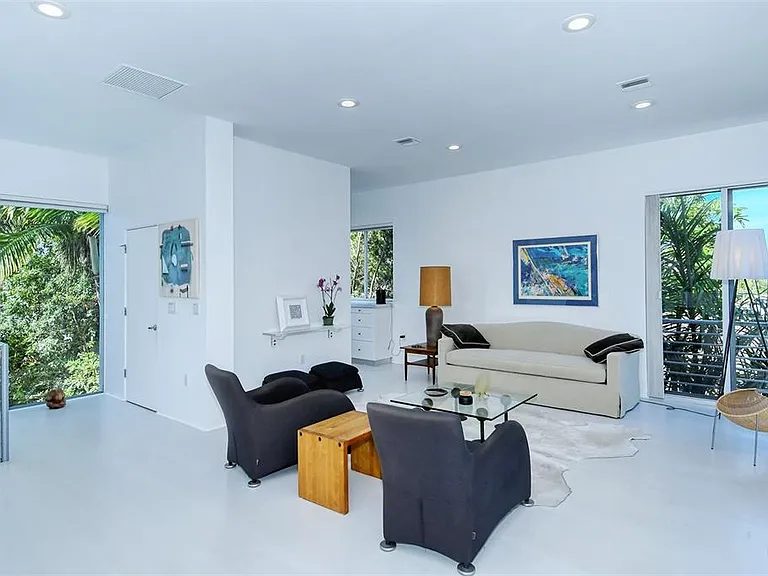 213 N Washington Dr — Photo 22