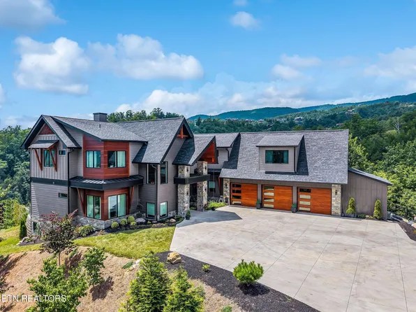 2975 Summit Trails Dr, Sevierville, TN 37862
