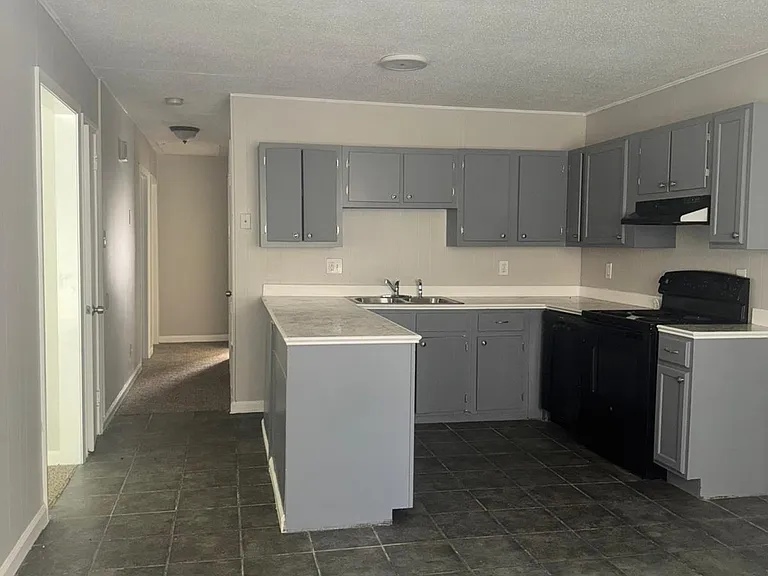 3004 Walker St — Photo 5