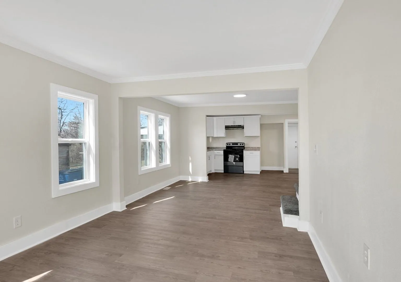 Beautiful 3 Bedroom 2 Bath Move In Special Available — Photo 2