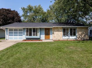 1108 Hecker Dr, Elgin, IL 60120