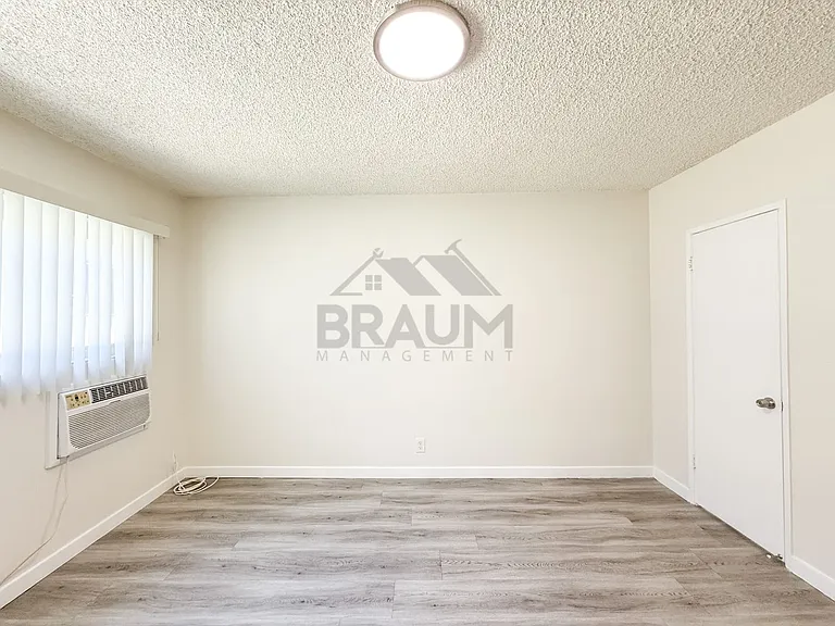 SEPULVEDA — Photo 24