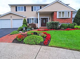 12 Keats Ct, Bethpage, NY 11714