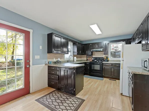 1811 Oneida St, Lexington, MO 64067