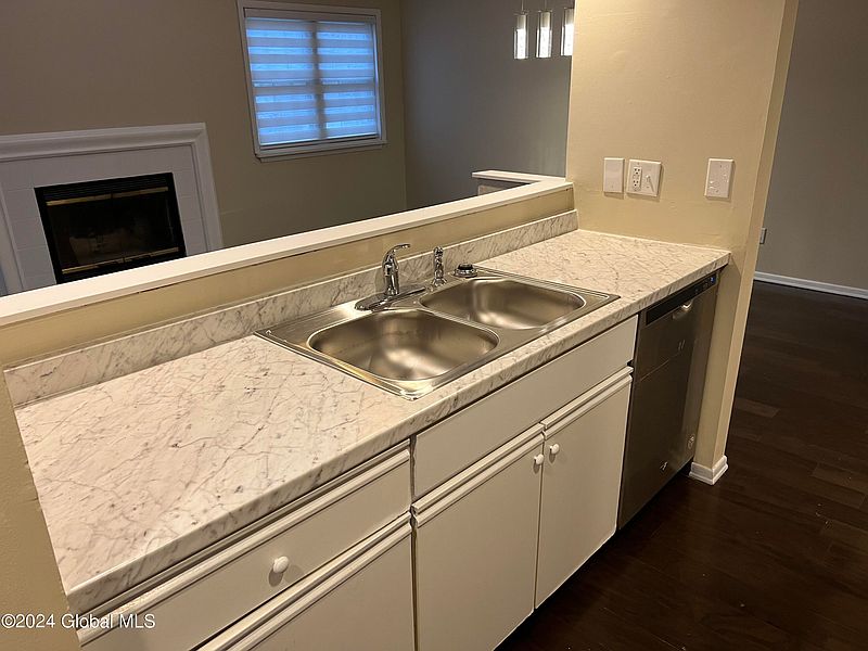 4th image of 232 Monmouth Way