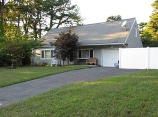 29 Pitchpine Pl, Medford, NY 11763