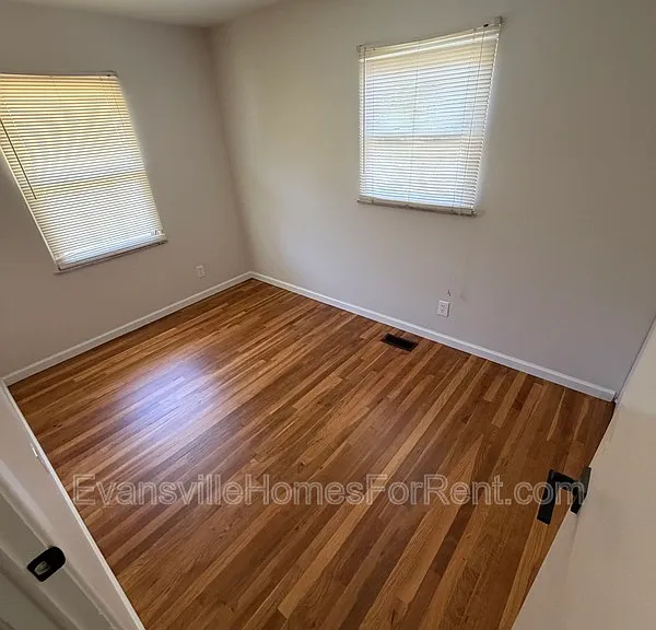 1309 Alvord Ln — Photo 11