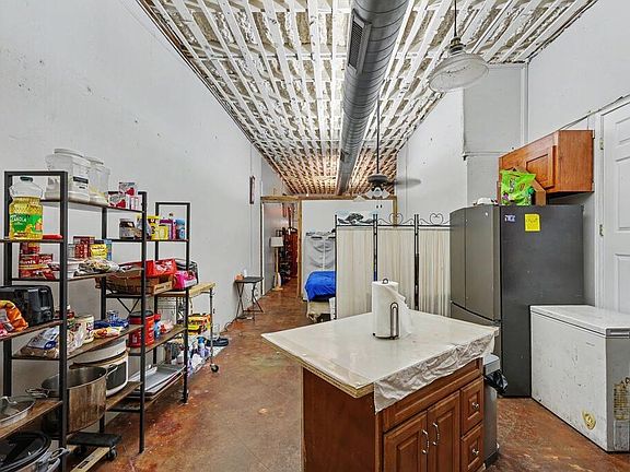 5th image of 331 S Commercial St