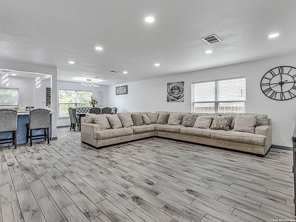 3rd image of 8038 CHESTNUT CAPE DR