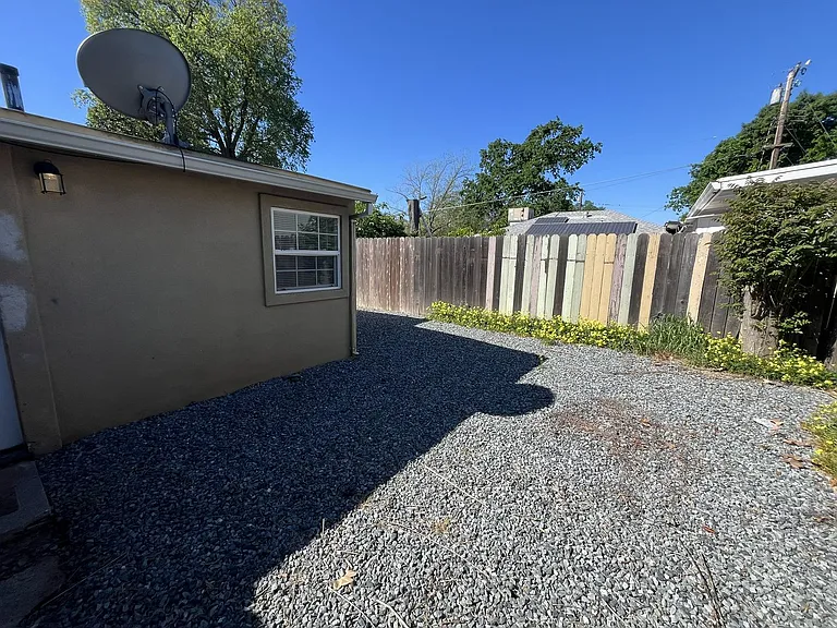 1044 Los Robles Blvd #B — Photo 18