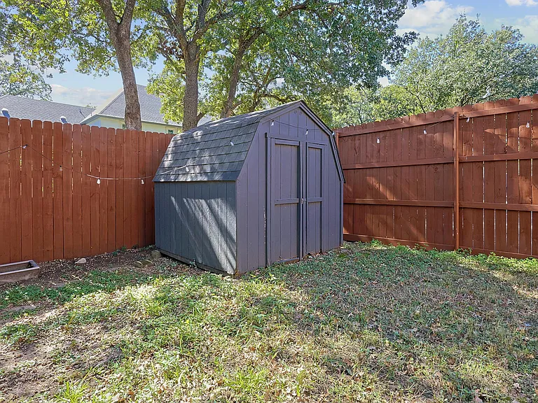 501 Halifax Ln — Photo 27