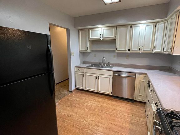 5th image of 575 Joan St
